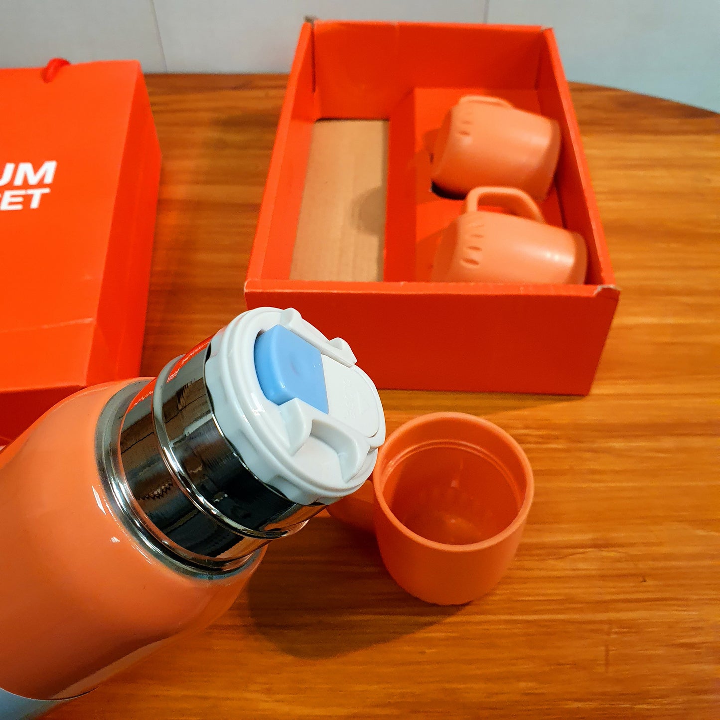 Vaccum Flask With Mugs
