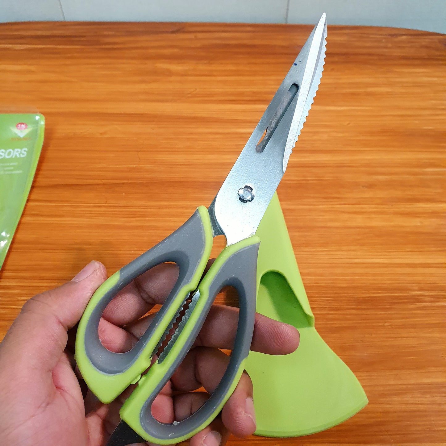 Scissor with magnetic stand