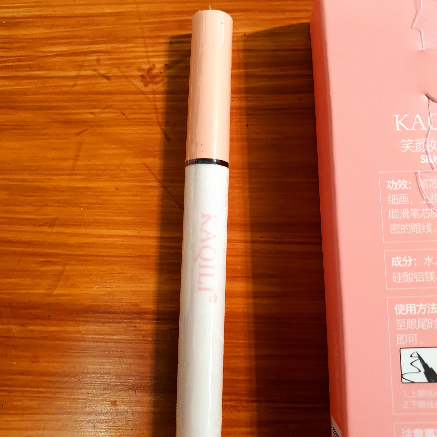 Silky liquid eyeliner