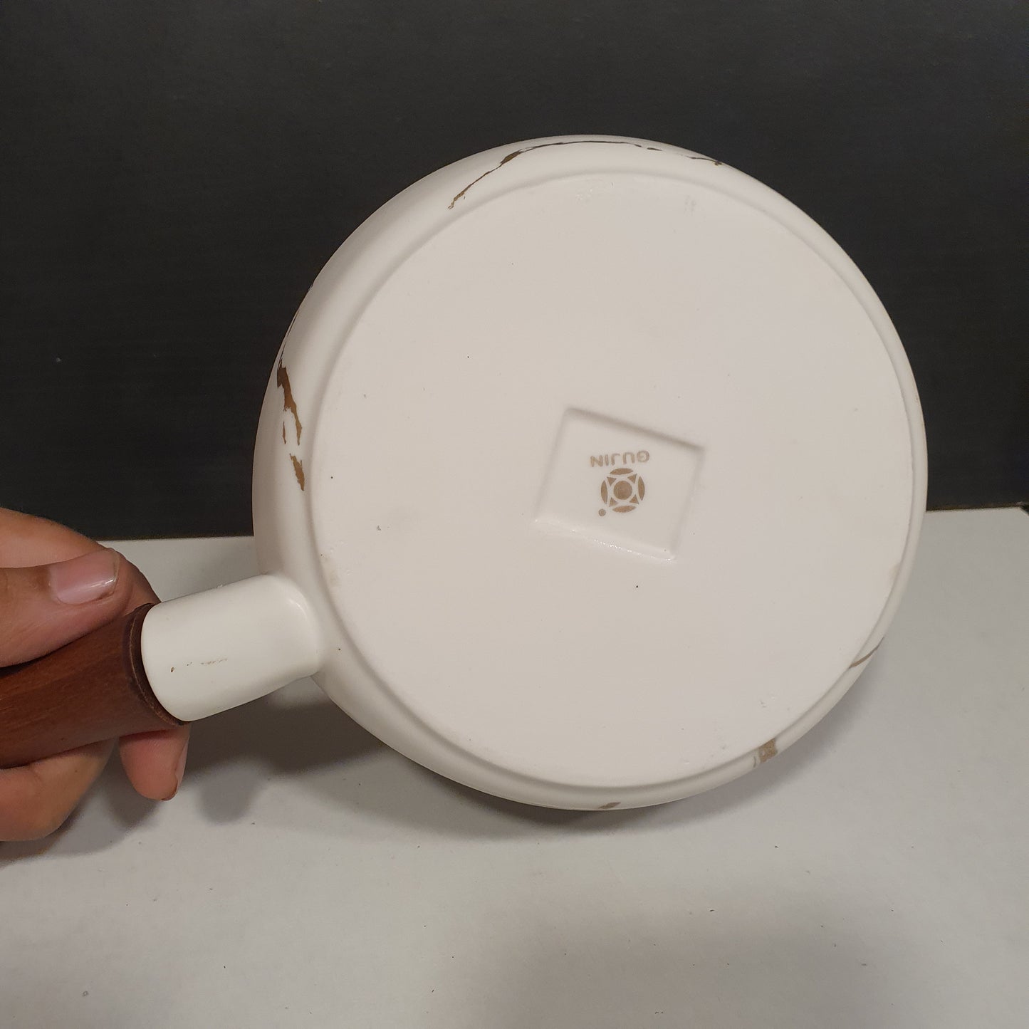 White Marble Style Pan with Wooden Handle 31130