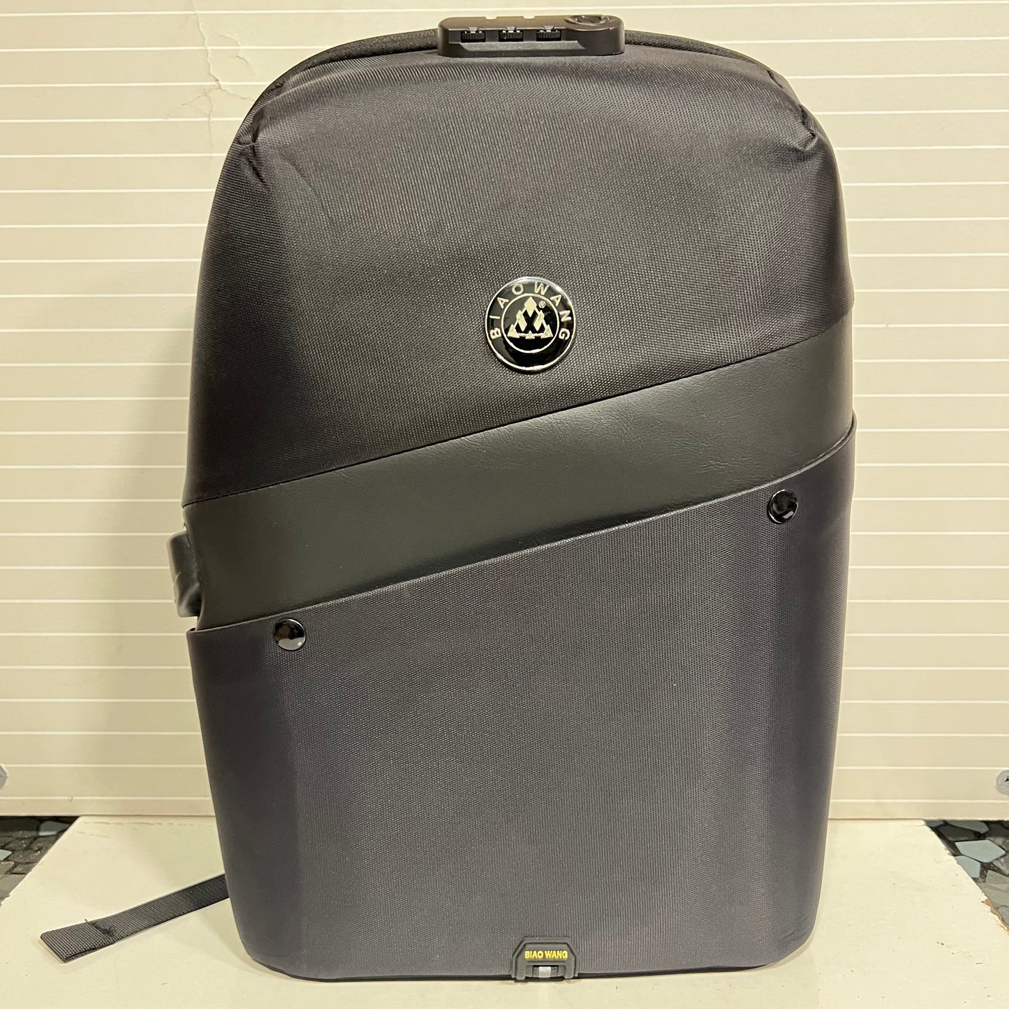 BIAOWANG Antitheft 15.6″ Backpack with USB & AUX