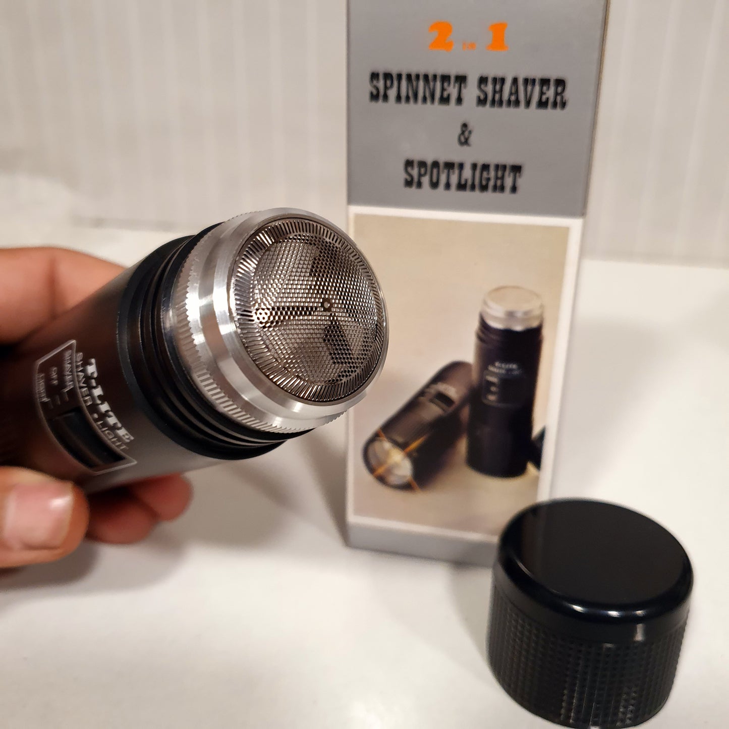 2 in 1 Shaver + Spotlight