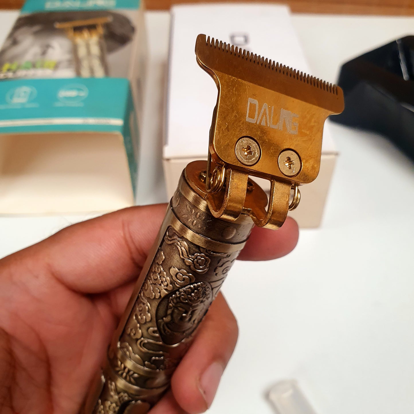 Daling Metal Hair Trimmer with 4 Combs