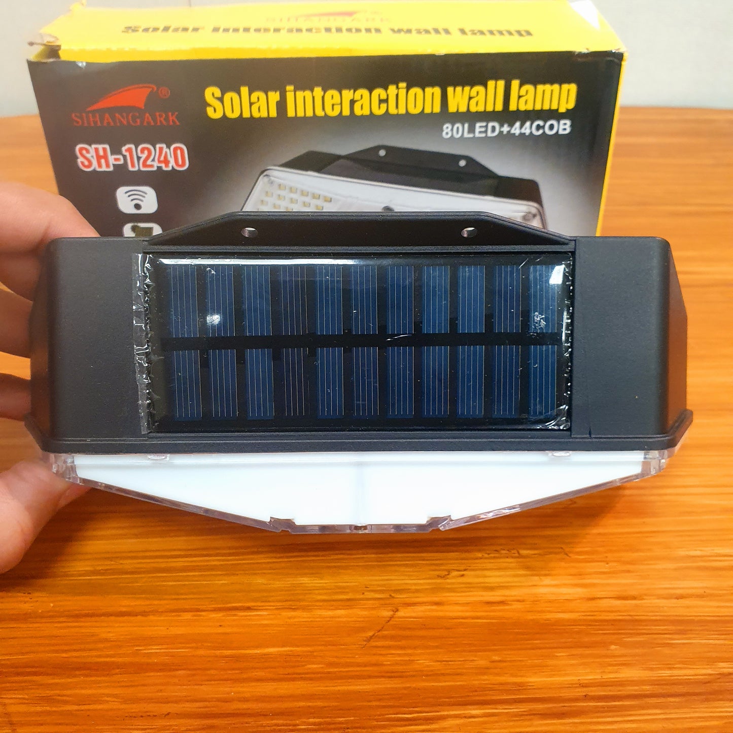 solar chargeable wall light 80 led
