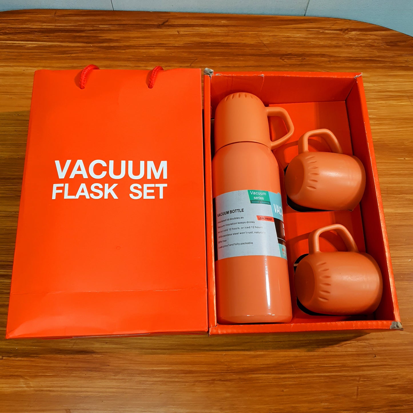 Vaccum Flask With Mugs