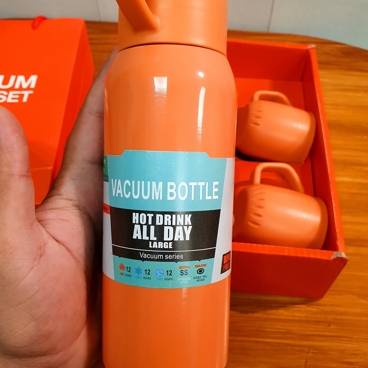 Vaccum Flask With Mugs