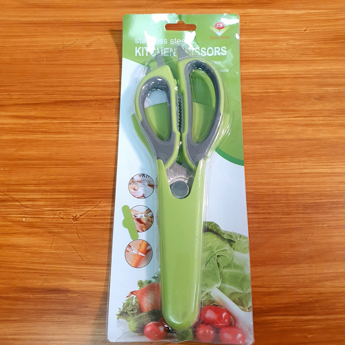 Scissor with magnetic stand