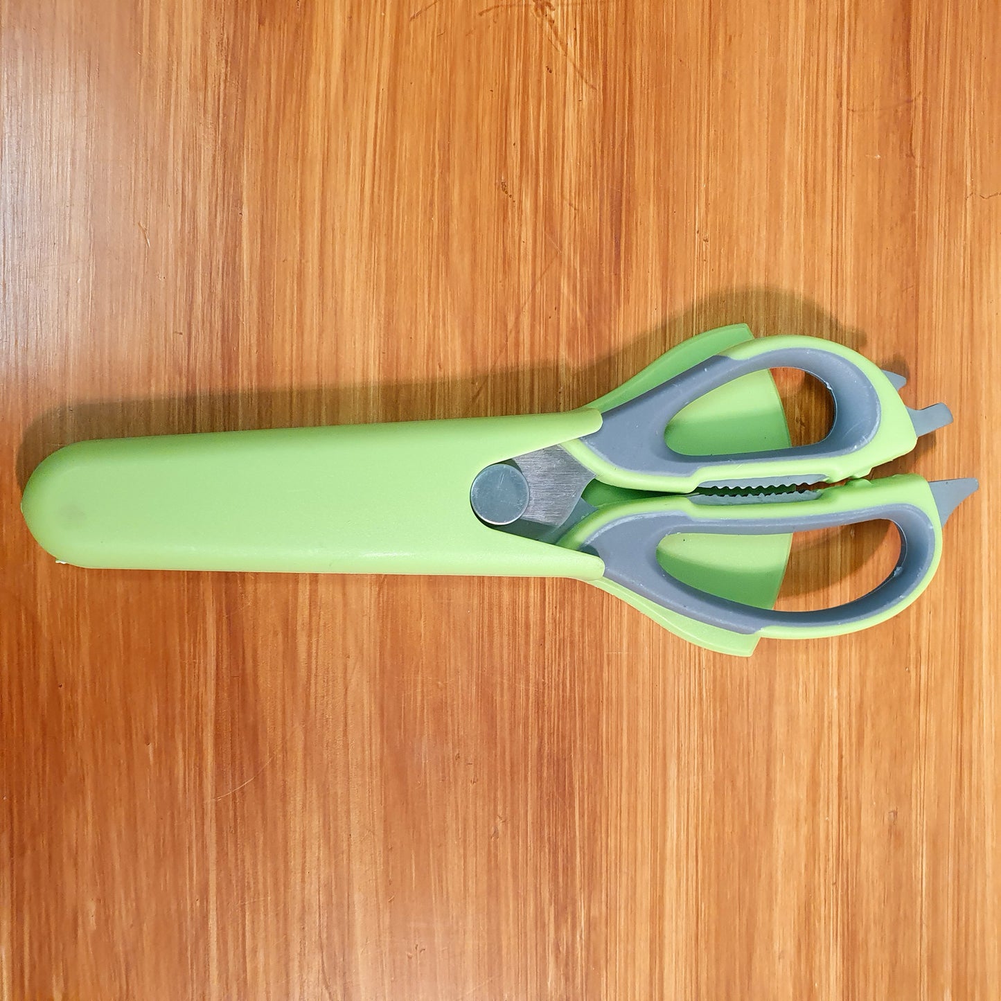 Scissor with magnetic stand