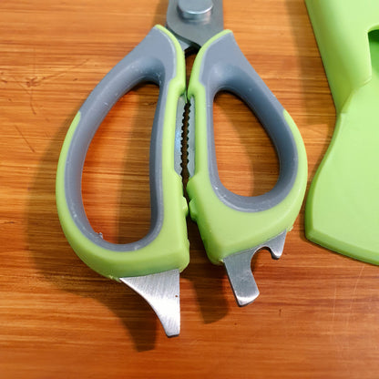 Scissor with magnetic stand