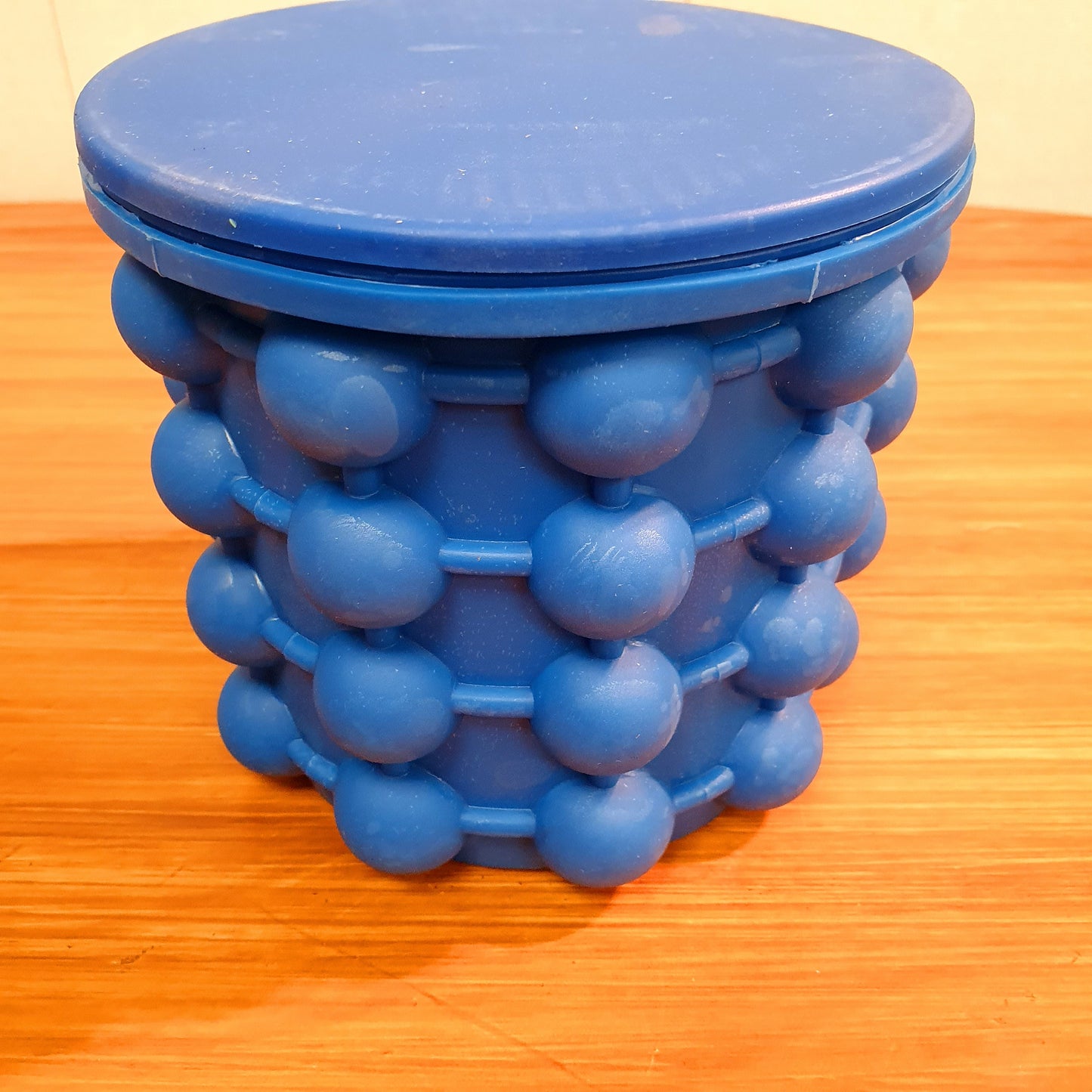 Ice cube maker box