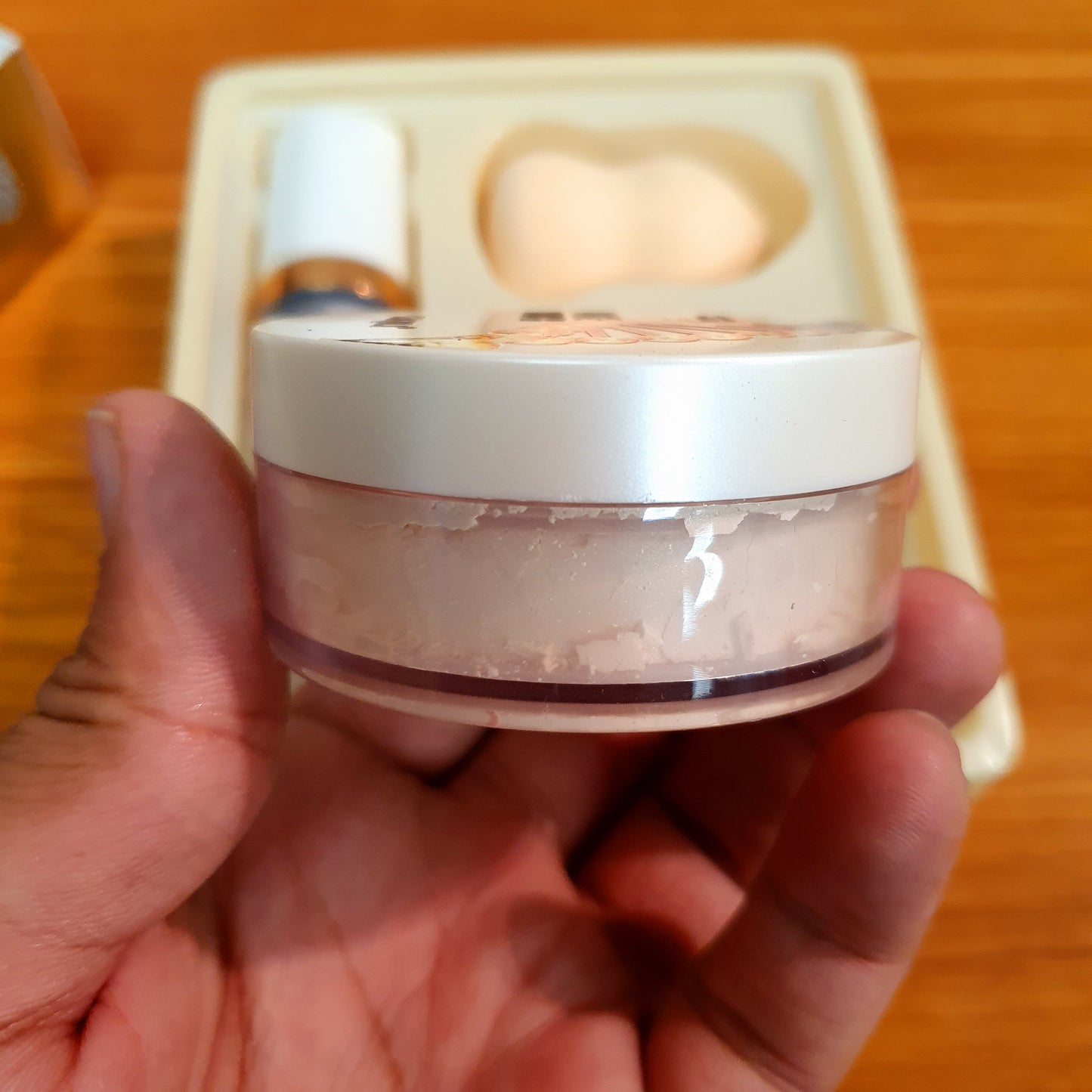 4 effect spin color isolated cream + powder and puff