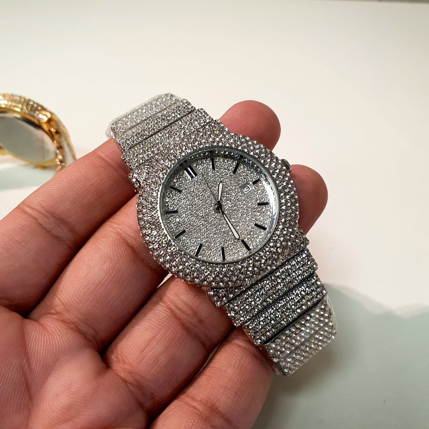 Round  Diamonds Crystals Watch  31800