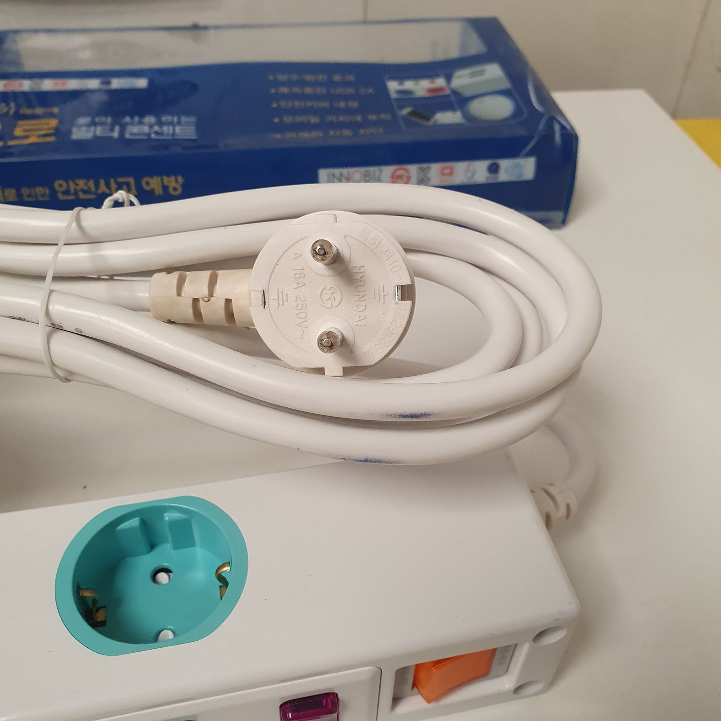 Hyundayi Blue white Packing 5 Sockets with usb socket and mobile stand Extenion, 30