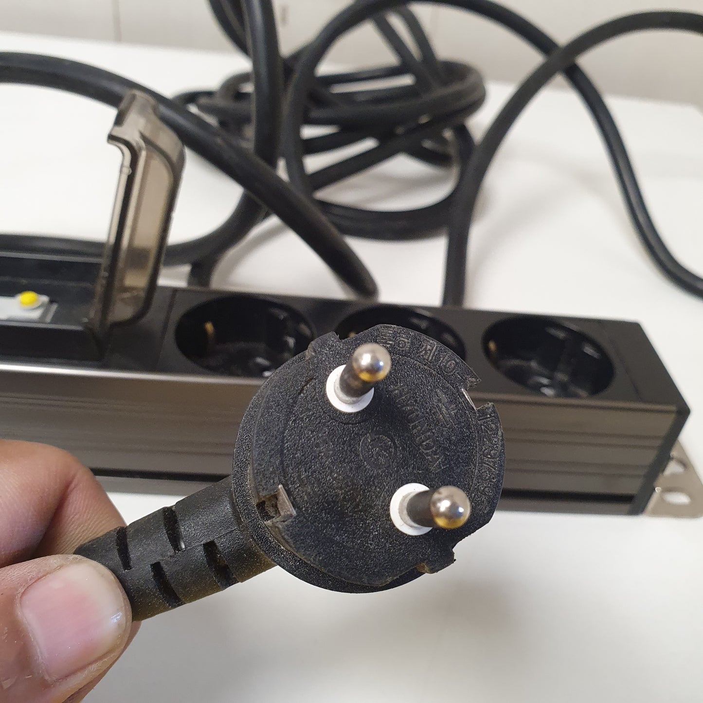 Aluminum Extension Board with 3 Sockets, 1