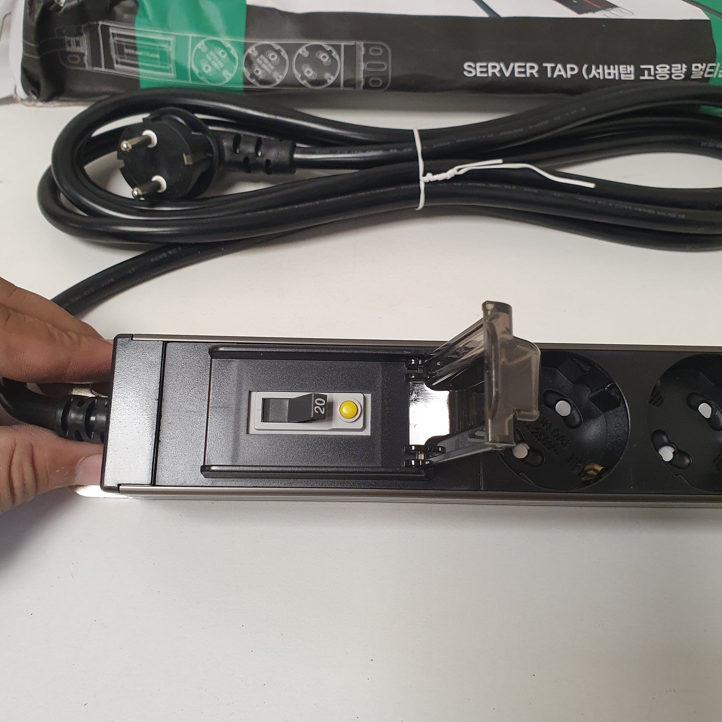 Almunium hyundai  3 Socket extension with Breaker system, 8