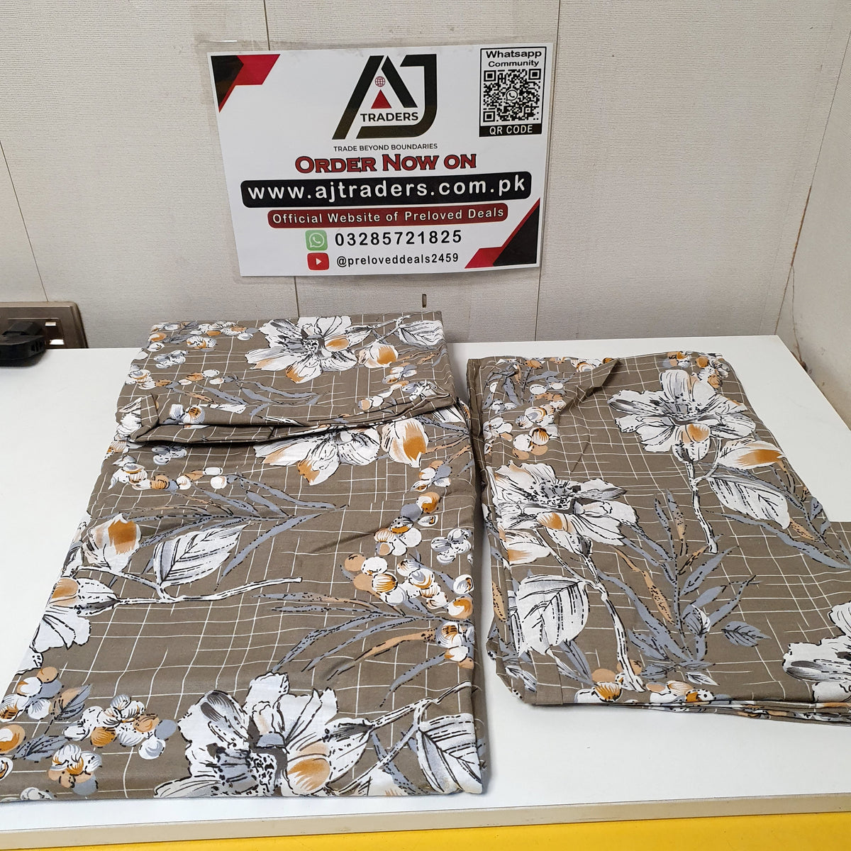Brown Bed Sheet with White Flowers Sapphire King Size, 52450