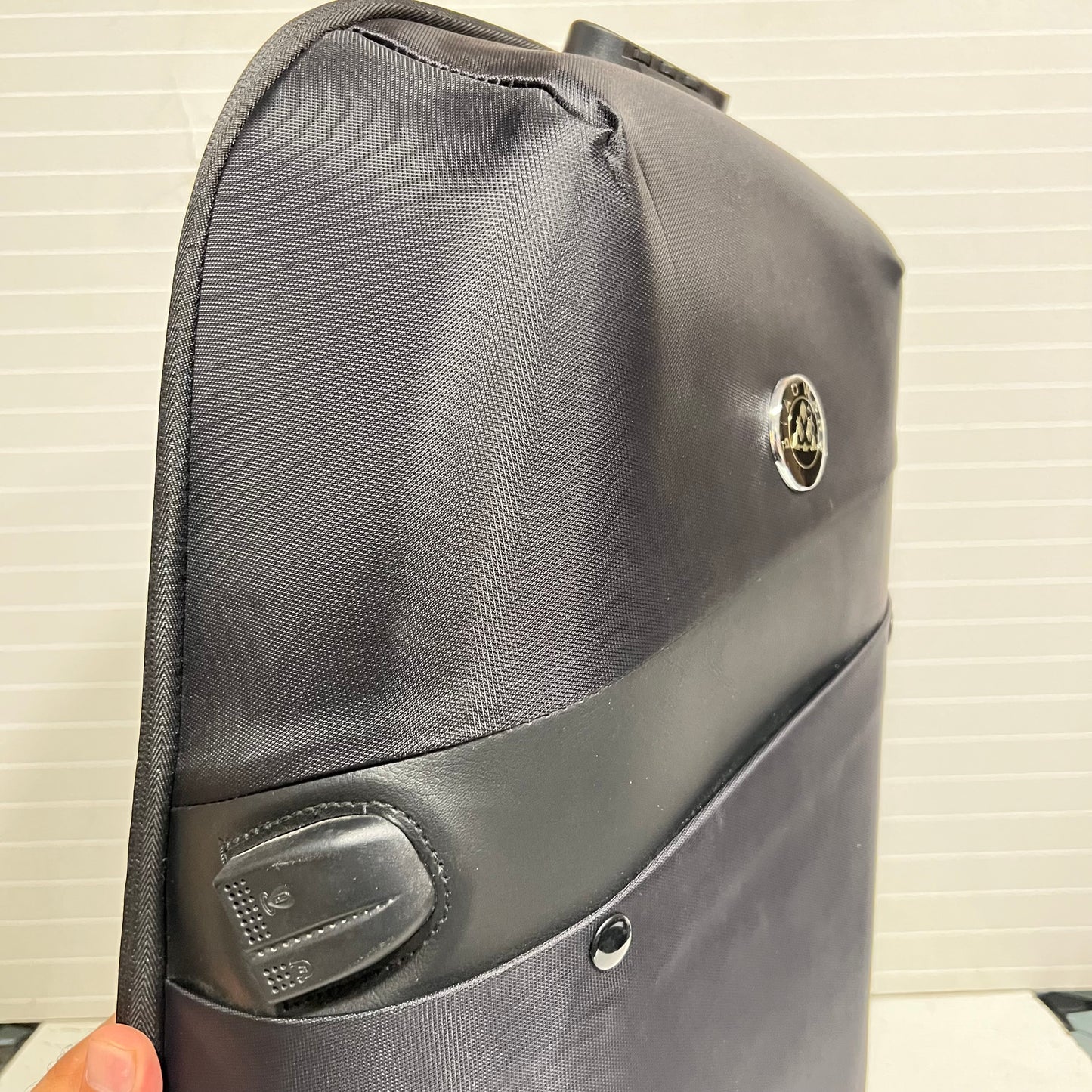 BIAOWANG Antitheft 15.6″ Backpack with USB & AUX