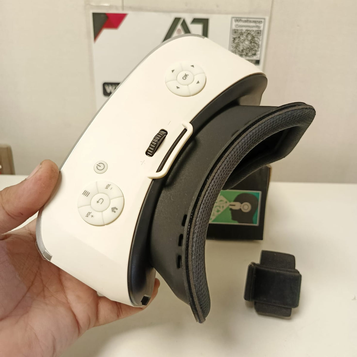 All-in-One Original Virtual Reality (VR) Headset with Built-in Controls VR 3d and 360 Movies wifi youtube