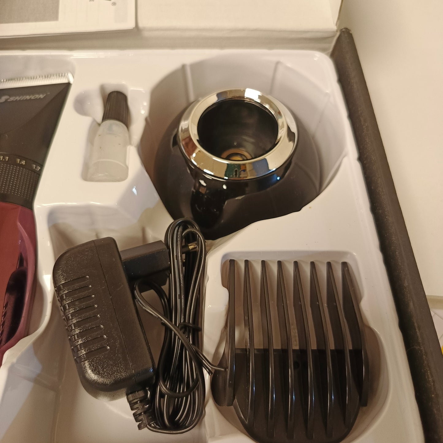 Professional High Quality Rechargeable Trimmer with Charging Dock and Multiple Combs
