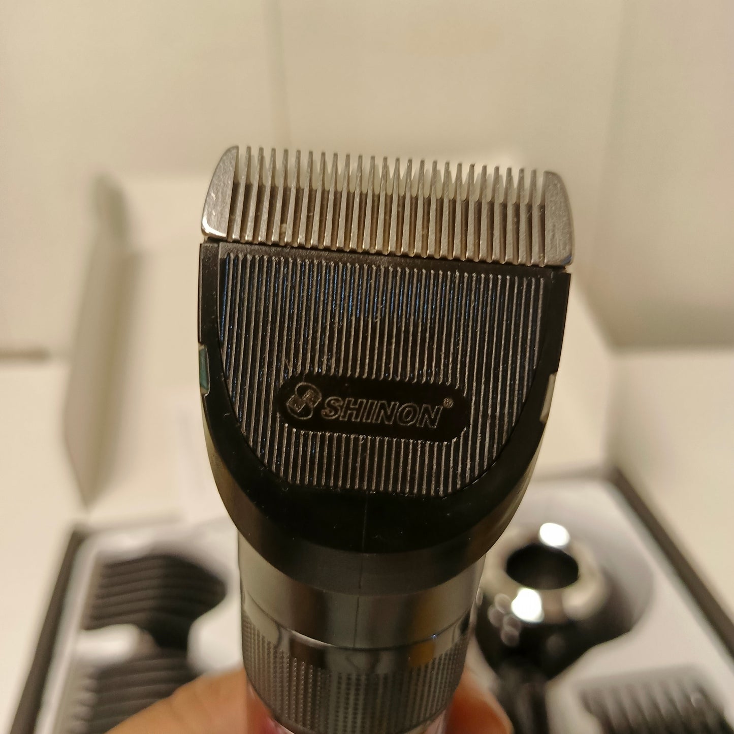 Professional High Quality Rechargeable Trimmer with Charging Dock and Multiple Combs