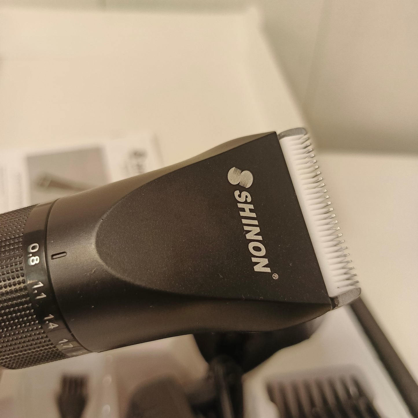 Professional High Quality Rechargeable Trimmer with Charging Dock and Multiple Combs