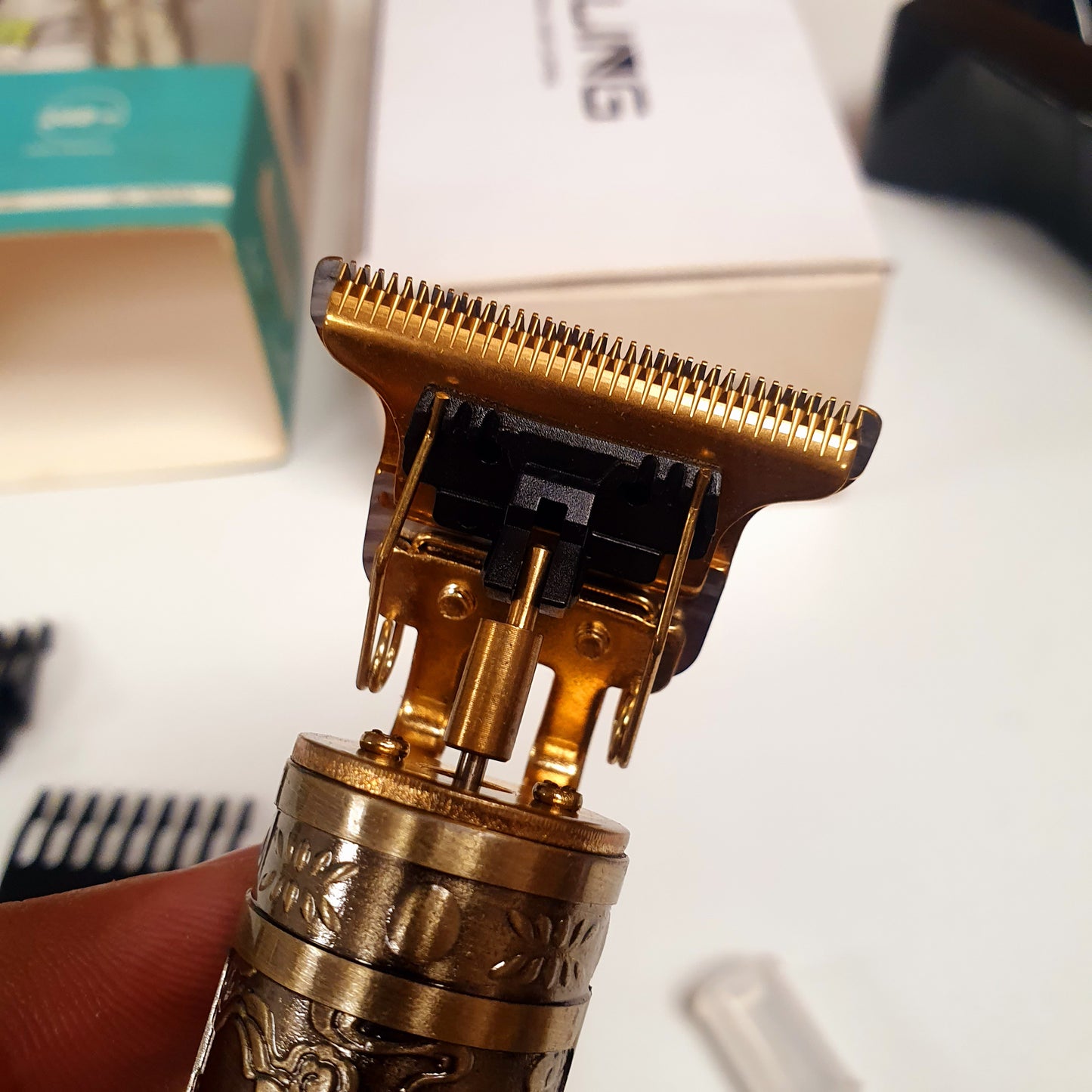 Daling Metal Hair Trimmer with 4 Combs